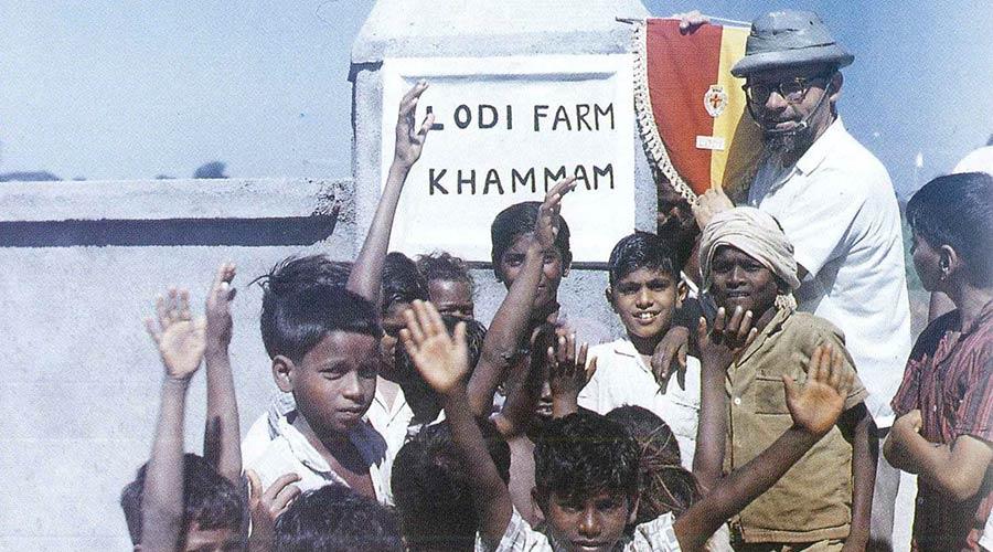 La nostra prima azione risale al 1965: siamo in India, Khammam - Lodi Farm. Abbiamo realizzato una fattoria dotandola di bestiame, di macchine agricole e di pompe per l’irrigazione. 