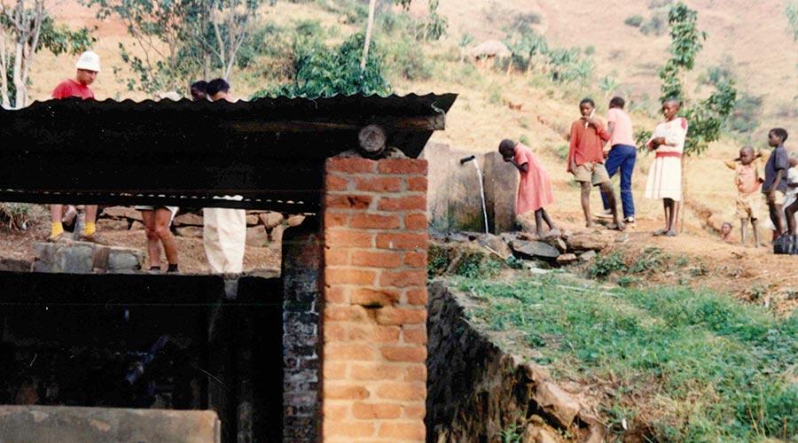 Nel 1987 inizia la nostra lunga storia in Ruanda con la costruzione dell’acquedotto di Muhura.