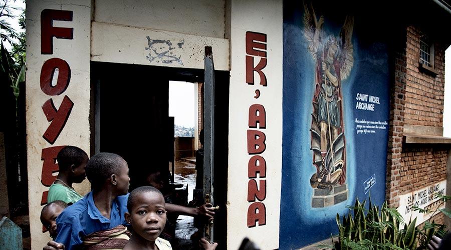 Nel 2001 grazie al carisma di Natalina Isella viene fondata Ek Abana in Congo, centro di accoglienza per bambine abbandonate e accusate di stregoneria.