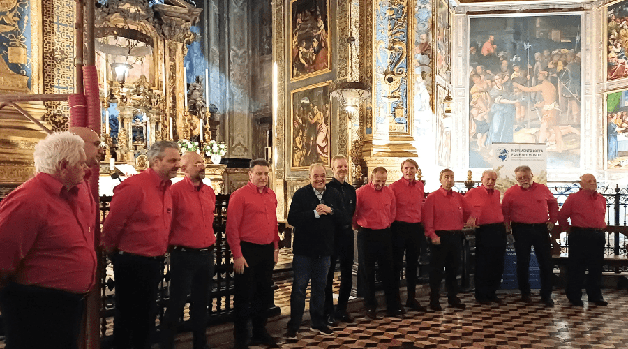 Il Coro Barbarossa, con il Maestro Graziano Zen e il Presidente di MLFM Antonio Colombi